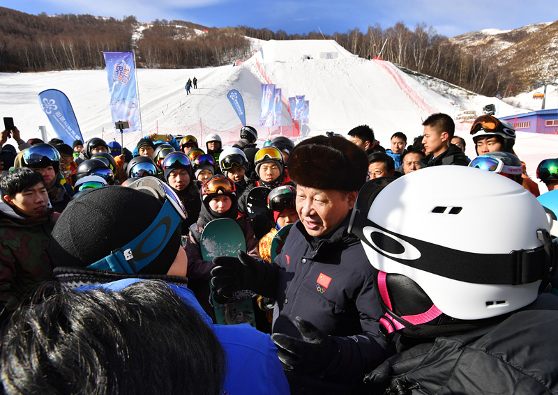 2017年1月23日，習近平總書記在云頂滑雪場同正在集訓(xùn)的國家滑雪隊運動員及滑雪愛好者親切交談。