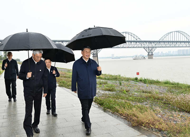 2023年10月10日，習近平在長江國家文化公園九江城區(qū)段考察時，冒雨沿江堤步行察看沿岸風貌。