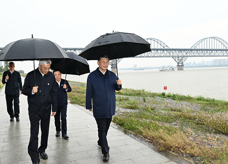 2023年10月10日，習(xí)近平總書(shū)記在江西省九江市長(zhǎng)江國(guó)家文化公園九江城區(qū)段考察時(shí)，冒雨沿江堤步行察看沿岸風(fēng)貌。