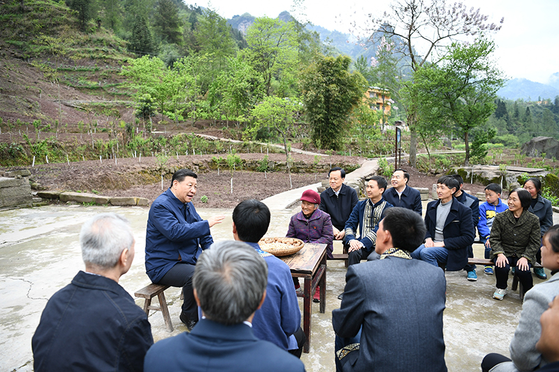 2019年4月15日，習(xí)近平總書記在重慶石柱土家族自治縣中益鄉(xiāng)華溪村同村民代表、基層干部、扶貧干部、鄉(xiāng)村醫(yī)生等圍坐在一起，共話脫貧攻堅。