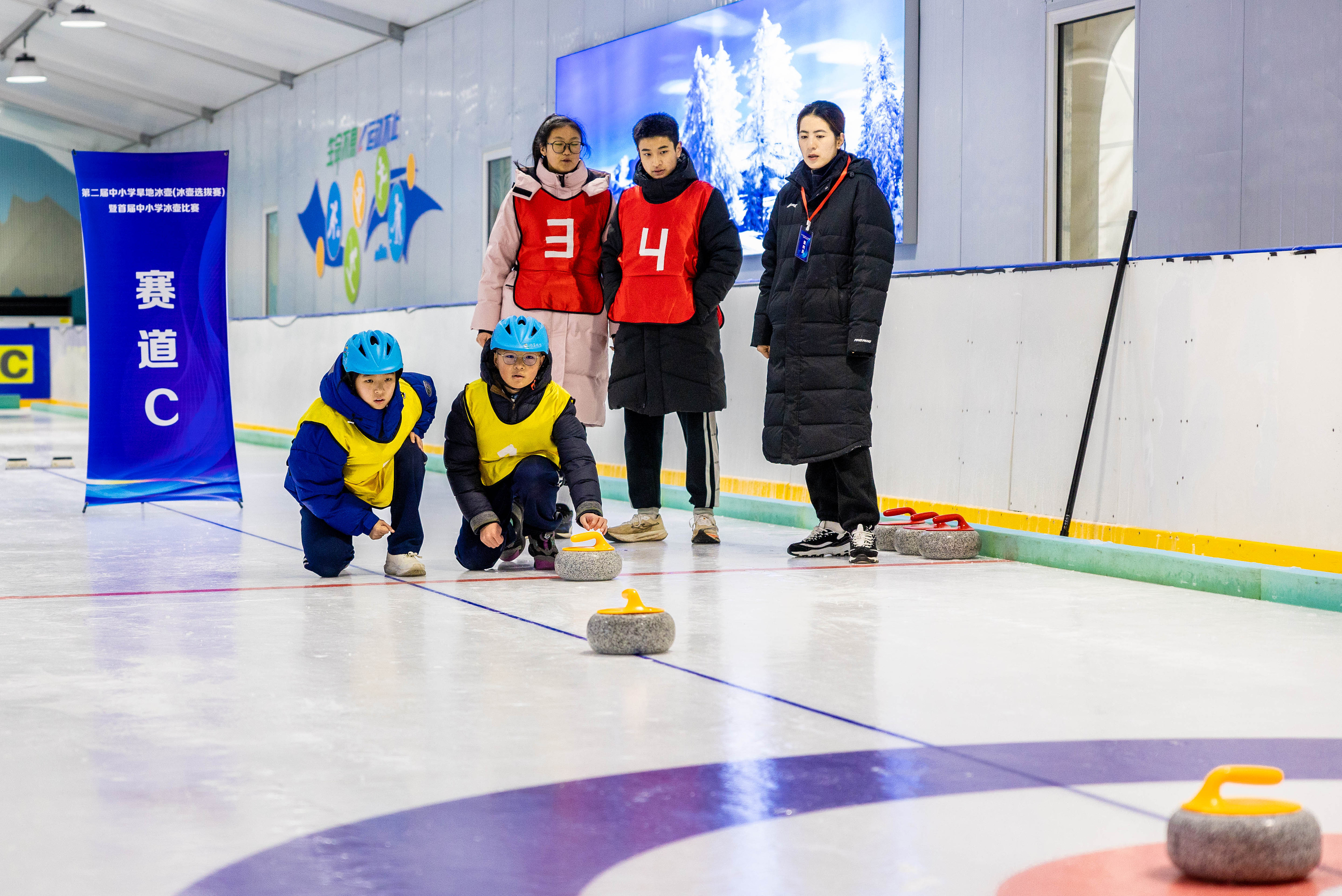 2023年12月10日，參賽選手在呼和浩特首屆中小學冰壺比賽中投擲冰壺。