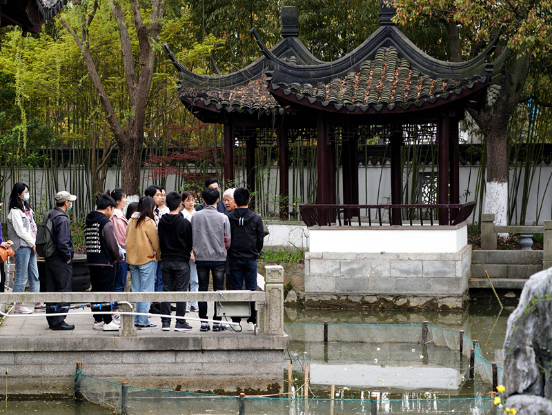 2021年3月30日，在上海交通大學(xué)南蘇園的“微型洱海”旁，孔海南教授為學(xué)生們打造“沉浸式”思政課。