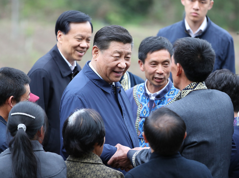 2019年4月15日至17日，中共中央總書記、國家主席、中央軍委主席習近平在重慶考察，并主持召開解決“兩不愁三保障”突出問題座談會。這是4月15日下午，習近平在石柱土家族自治縣中益鄉(xiāng)華溪村同村民親切交流。新華社記者 丁海濤 攝