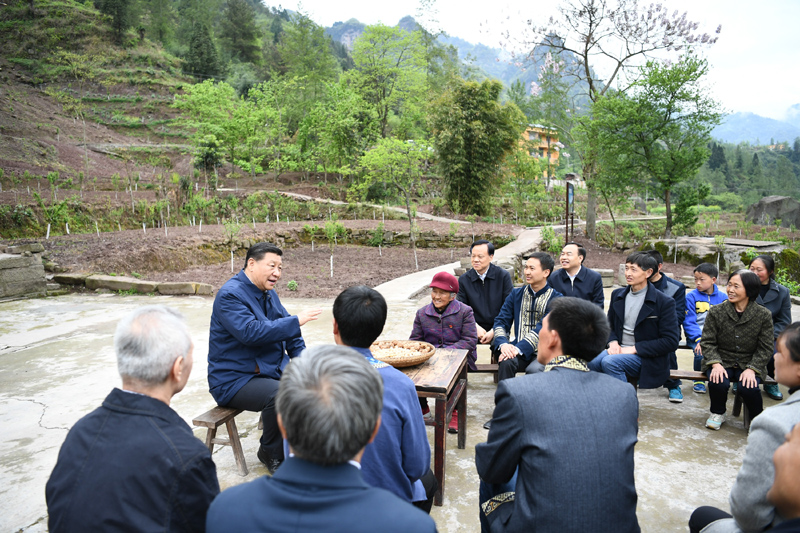 2019年4月15日至17日，中共中央總書記、國家主席、中央軍委主席習近平在重慶考察，并主持召開解決“兩不愁三保障”突出問題座談會。這是4月15日下午，習近平在石柱土家族自治縣中益鄉(xiāng)華溪村同村民代表、基層干部、扶貧干部、鄉(xiāng)村醫(yī)生等圍坐在一起，共話脫貧攻堅。新華社記者 謝環(huán)馳 攝