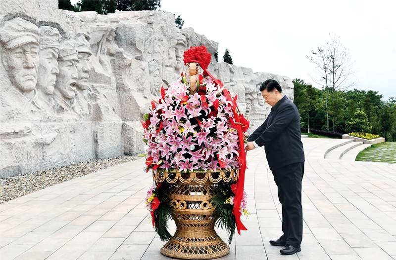 2021年4月25日至27日，中共中央總書記、國家主席、中央軍委主席習近平在廣西考察。這是25日上午，習近平在位于桂林市全州縣的紅軍長征湘江戰(zhàn)役紀念園，向湘江戰(zhàn)役紅軍烈士敬獻花籃。 新華社記者 謝環(huán)馳/攝