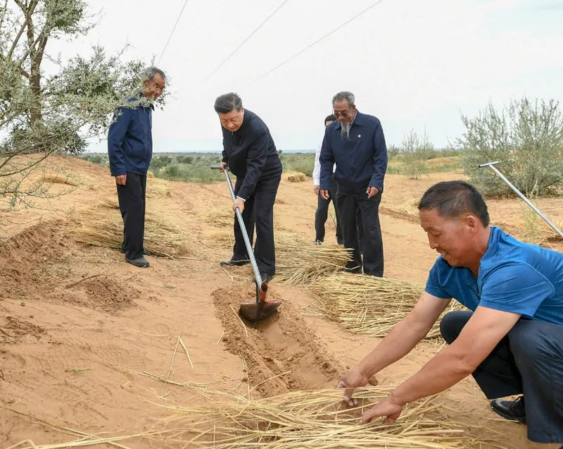 2019年8月21日，習(xí)近平來到甘肅省武威市古浪縣八步沙林場(chǎng)，實(shí)地察看當(dāng)?shù)刂紊吃炝?、生態(tài)保護(hù)等情況。新華社記者 謝環(huán)馳 攝