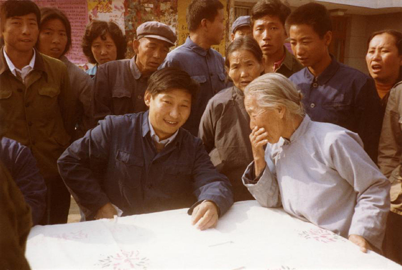 1983年，時任河北正定縣委書記的習(xí)近平（前排居中），臨時在大街上擺桌子聽取老百姓意見。