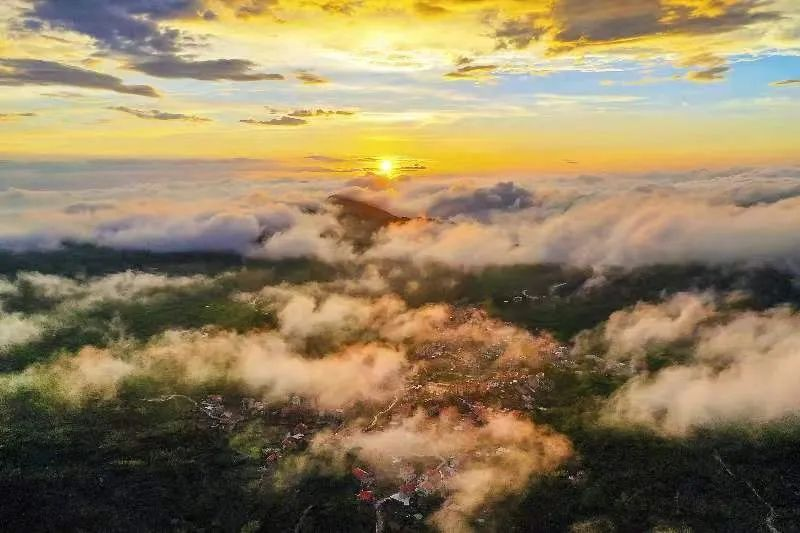 圖為云霧繚繞的軍營村，群山盡翠，紅瓦掩映。廈門市委宣傳部供圖