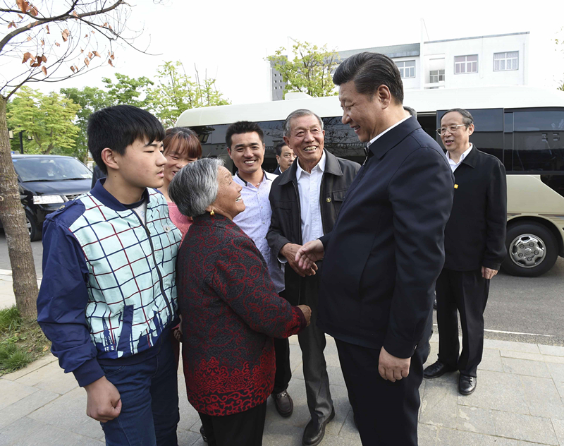 2016年4月25日，習(xí)近平在安徽省滁州市鳳陽縣小崗村看望當(dāng)年大包干帶頭人嚴(yán)金昌（右三）一家。